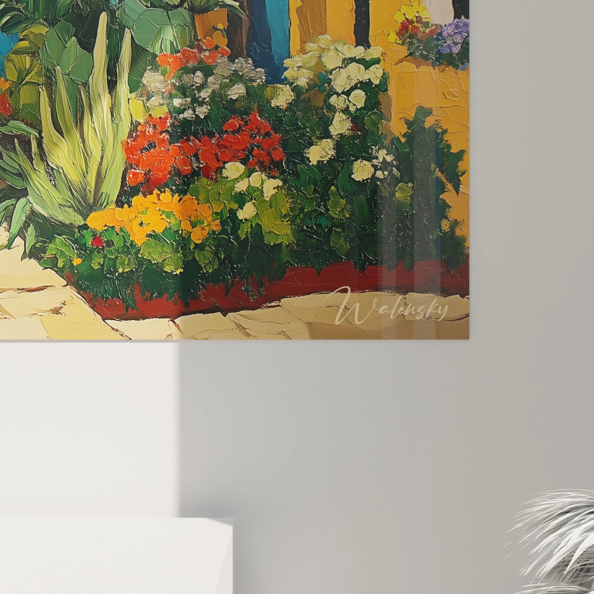 Un tableau cour andalouse dévoilant un patio ensoleillé aux murs ocre et orangés, orné de végétation variée, de cactus, de plantes succulentes et de parterres fleuris, sous un ciel d'un bleu éclatant avec quelques nuages blancs.
