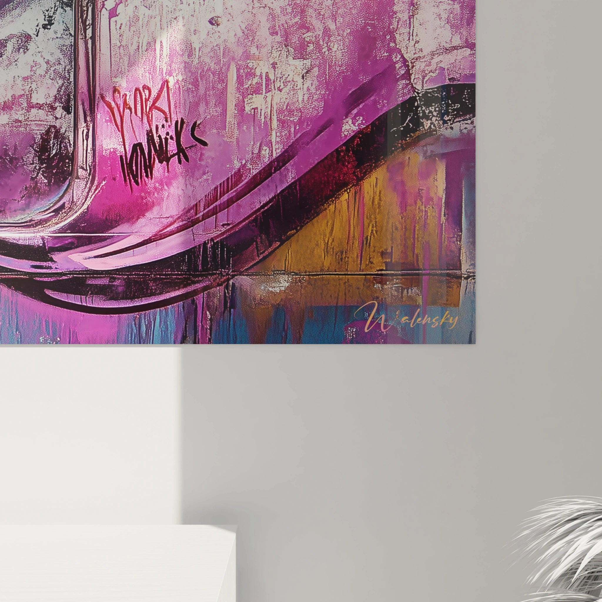 Un tableau graffiti calligraphique horizontal où des lignes violettes ondulent comme une signature stylisée, sur un fond aux nuances pourpres, roses et bleutées, avec des techniques mixtes créant des zones texturées et des effets de matière contrastés.
