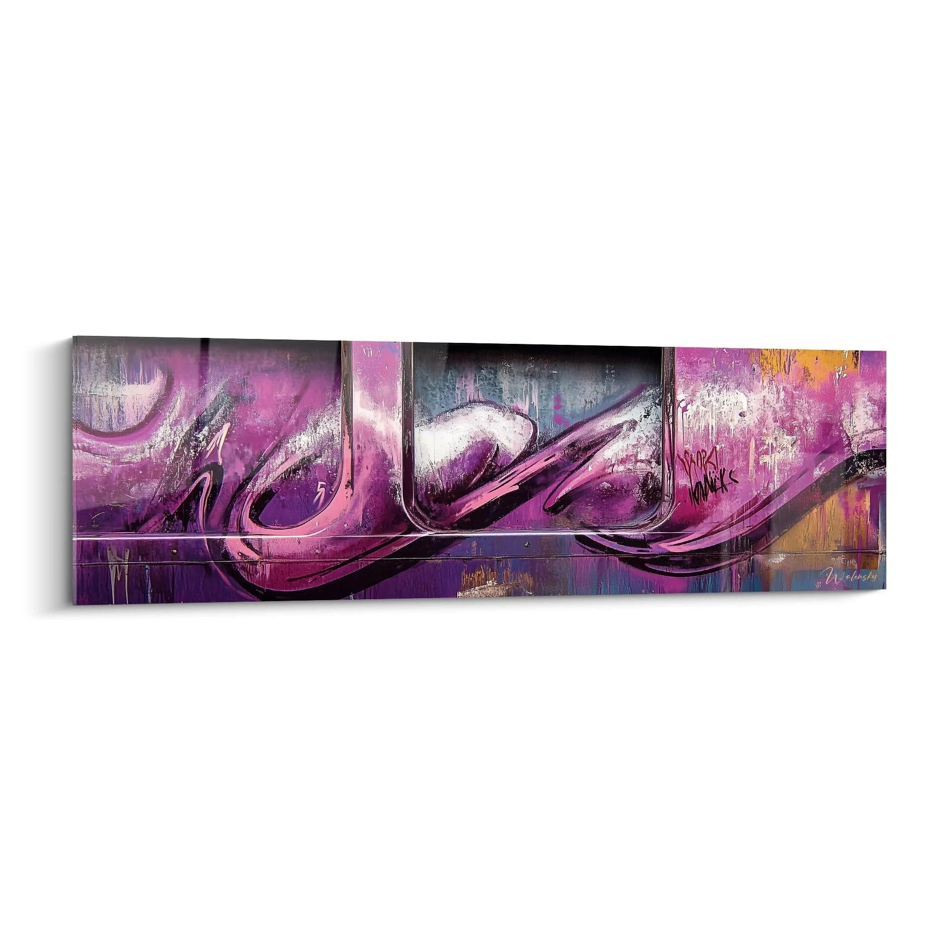 Un tableau graffiti abstrait aux formes calligraphiques fluides dominé par des tons violets et roses, avec des éléments bleutés et des accents dorés, présentant des textures variées et un mouvement horizontal dynamique sur fond texturé.
