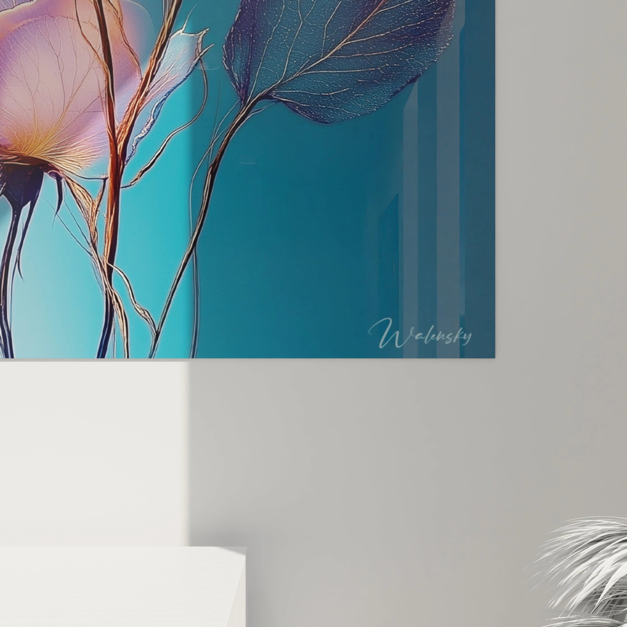 Un tableau roses lumineuses exhibant trois fleurs translucides aux nuances rose-violet avec reflets dorés, leurs pétales finement veinés contrastant avec des feuilles bleu-vert texturées sur un fond turquoise-bleu dégradé.
