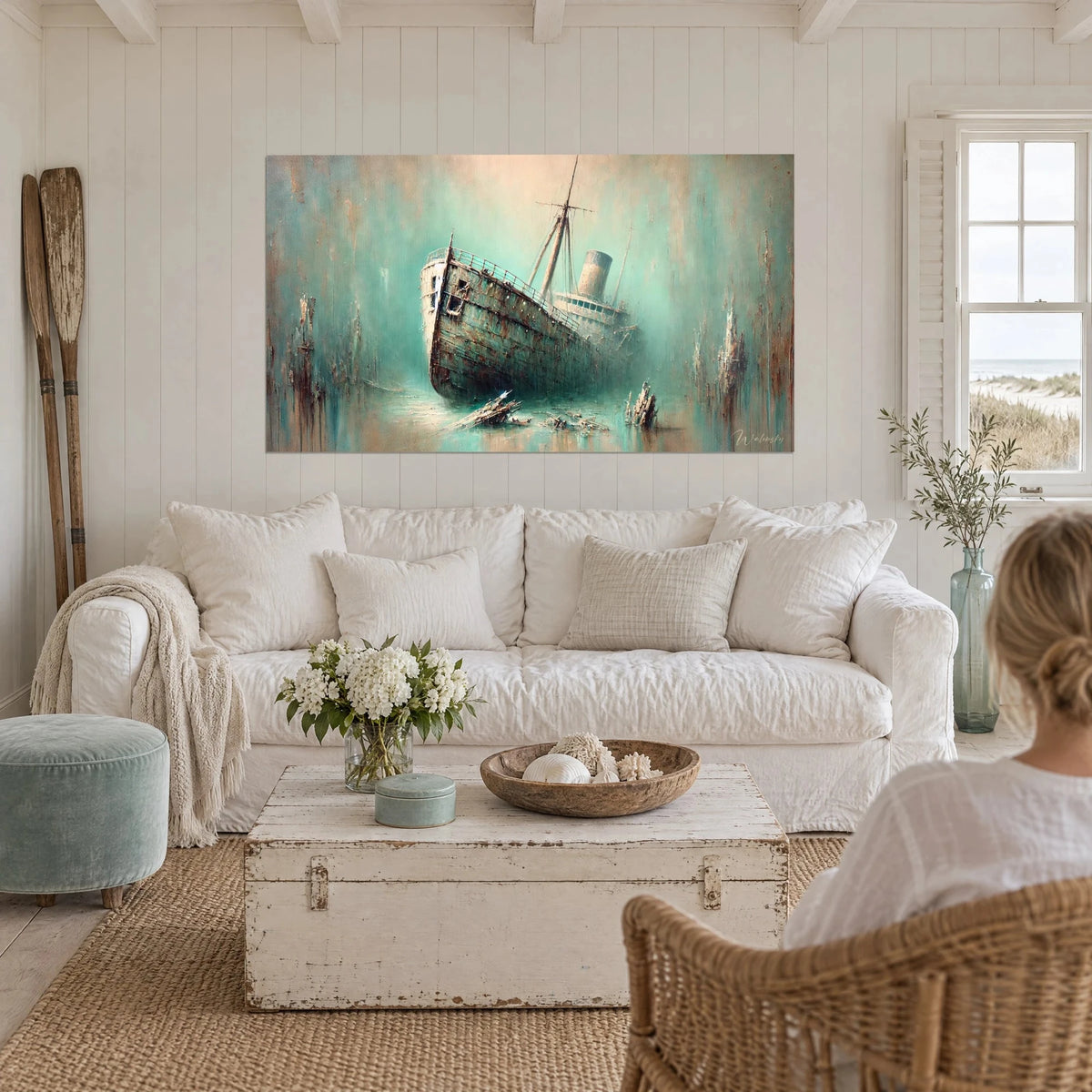 Schilderij wrak van een verroeste oceaanstomer die uit een turquoise en zandkleurige mist opdoemt, boven een bank in een lichte woonkamer