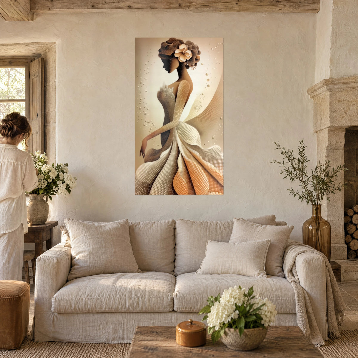 Tableau silhouette féminine de profil, chignon fleuri crème, robe ivoire et cuivre, au-dessus d'un canapé dans un salon lumineux