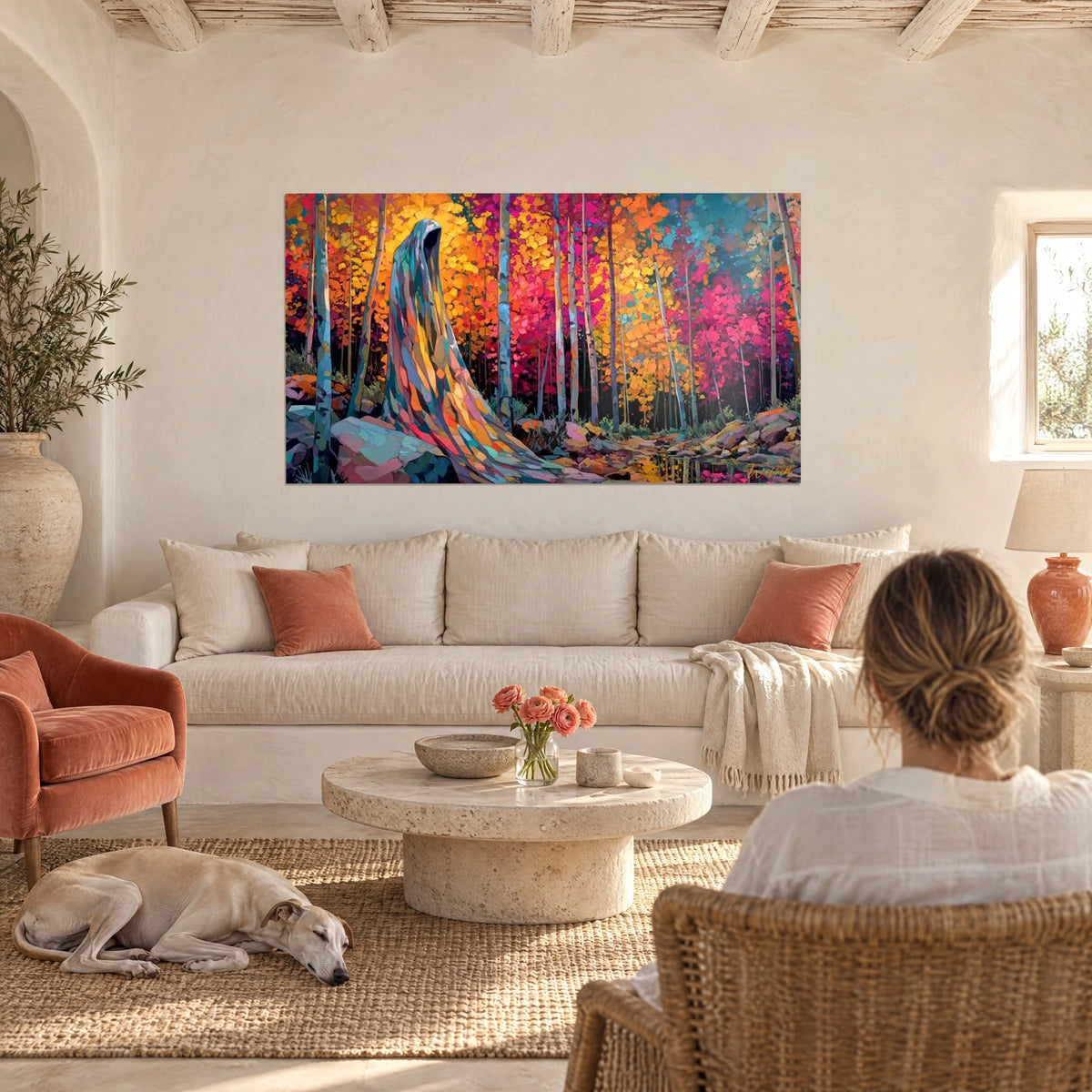 Schilderij Gedrapeerde silhouet van turquoise en oranje facetten in een felroze esdoornbos, boven een bank in een lichte woonkamer