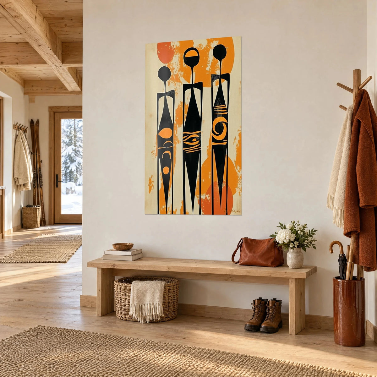 Gemälde mit schlanken Figuren in Schwarz und Ocker mit spiralförmigen Mustern, helles Holzchalet und Eingangsbank