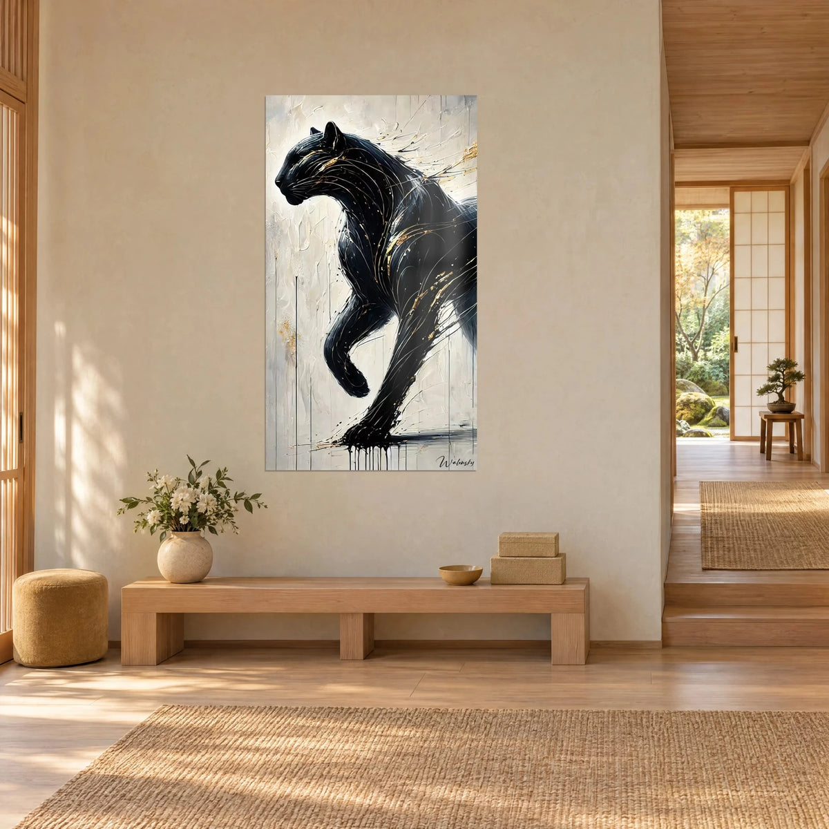 Tableau panthère ébène aux filets d'or, coulures noires sur fond ivoire, mur beige, banc en bois clair, vue de trois-quarts