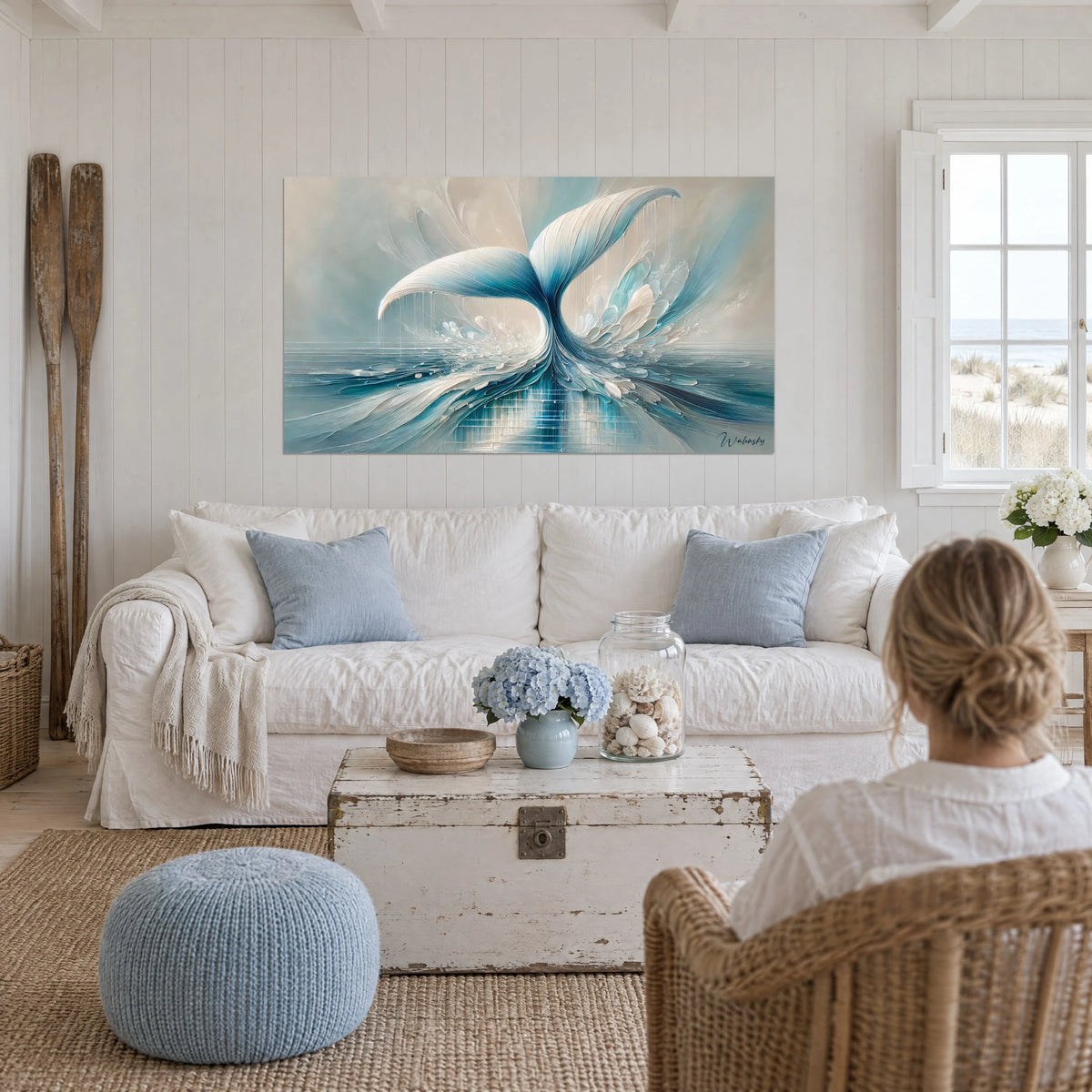 Gemälde Walfischschwanz in Gletscherblau und Elfenbein, feine Laufspuren, über einem Sofa in einem hellen Wohnzimmer