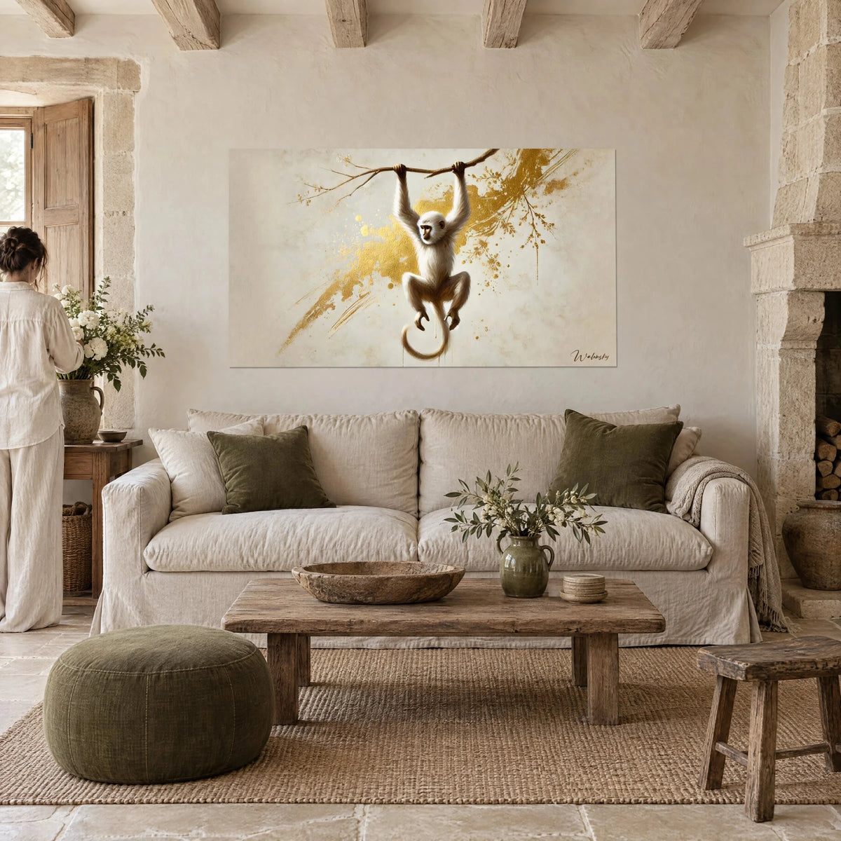 Gemälde weißer Gibbon, an einem Ast hängend, goldene Spritzer auf cremefarbenem Grund, über einem Sofa in einem hellen Wohnzimmer