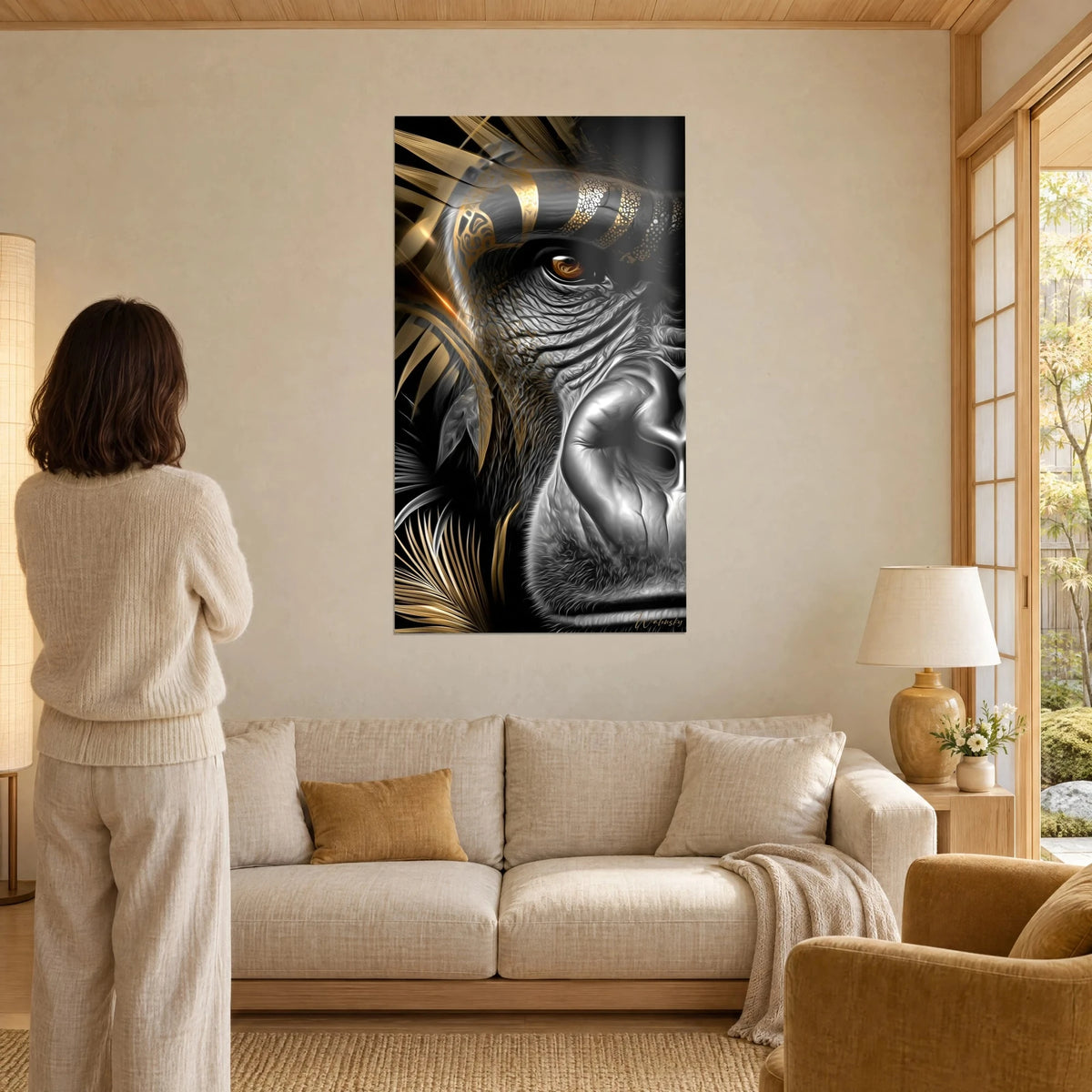 Tableau gorille majestueux au regard ambré, visage argenté et plumes dorées, au-dessus d'un canapé dans un salon lumineux