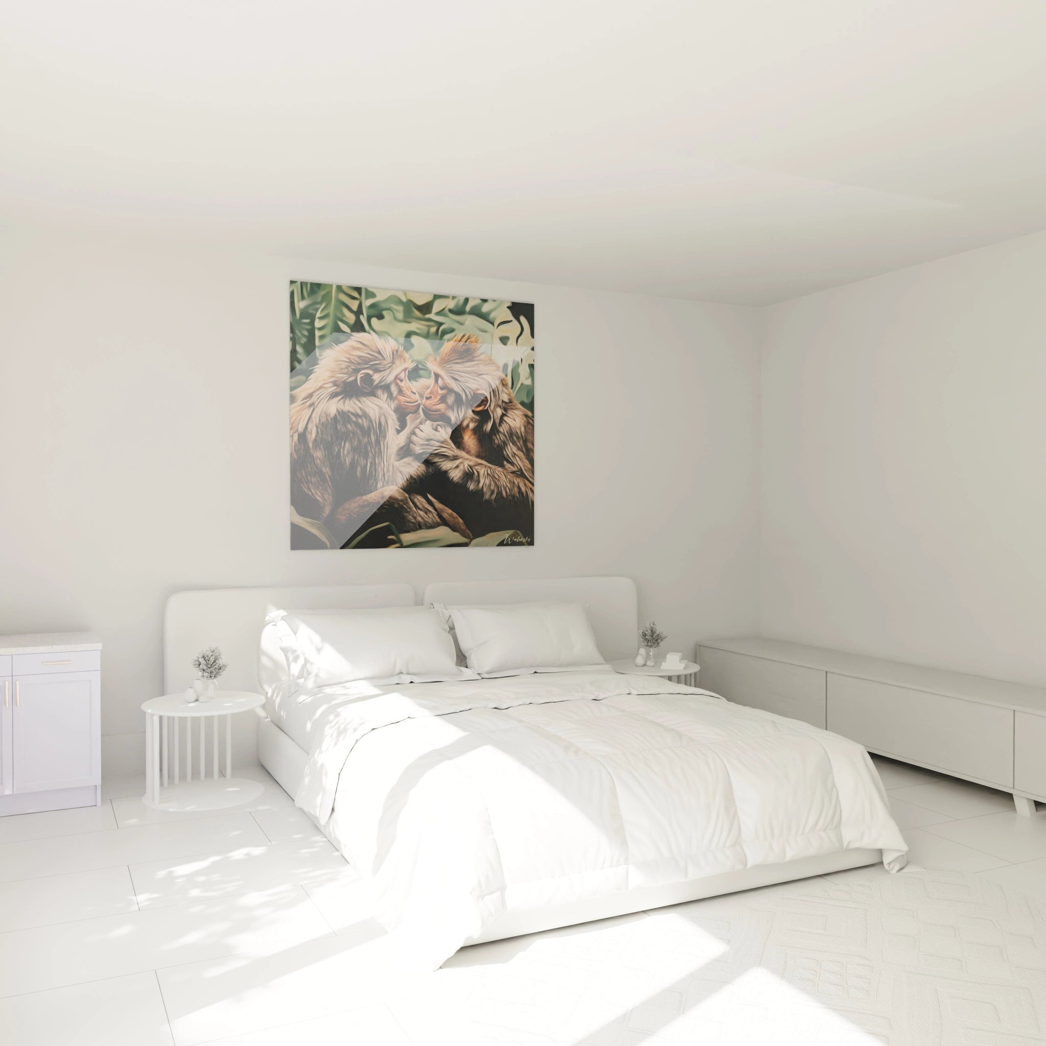 Tableau singe Walensky accroché au-dessus d'un lit blanc dans une chambre lumineuse et minimaliste