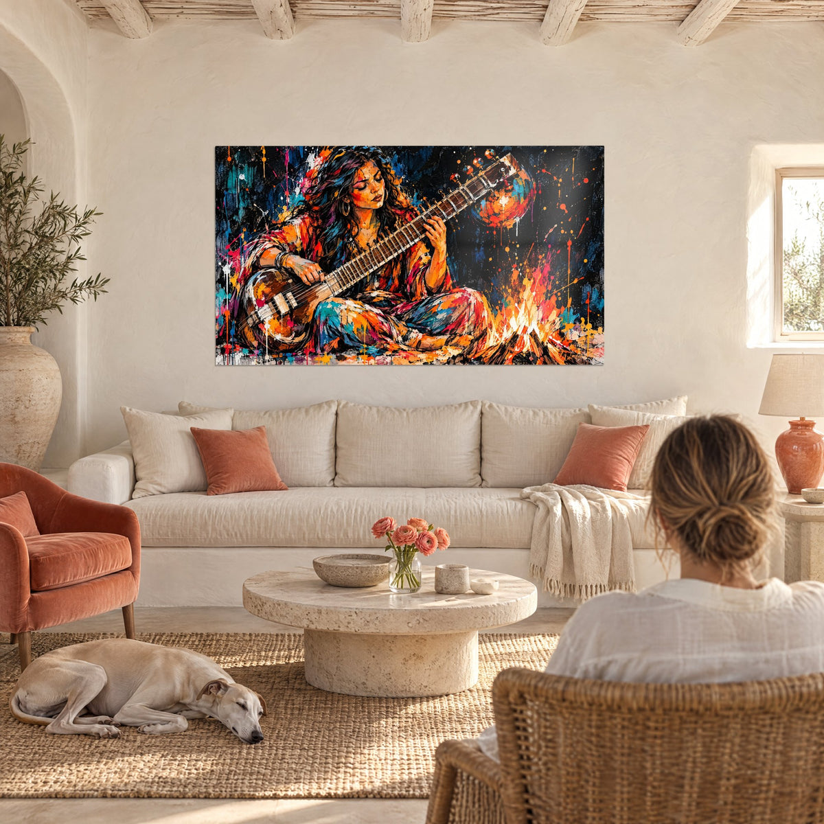 Tableau joueuse de sitar aux boucles brunes, tunique orange et turquoise, feu rouge vif, au-dessus d'un canapé dans un salon lumineux