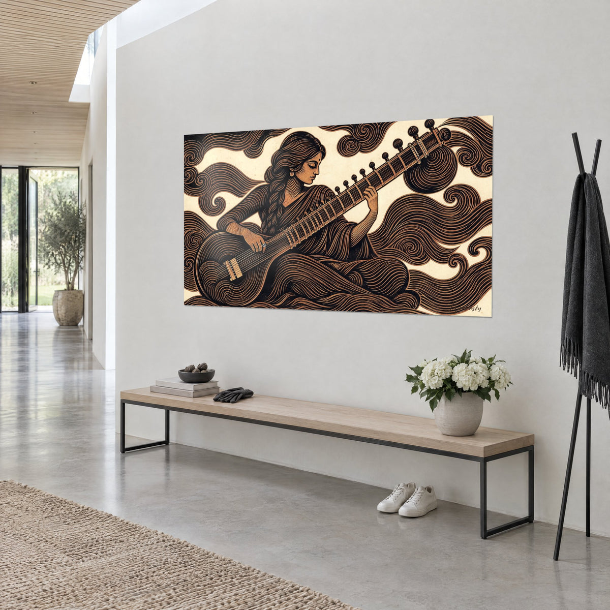 Tableau musicienne en sari tressée, longue natte sombre et ondes dorées sur crème, vue de trois-quarts, mur blanc, banc en bois