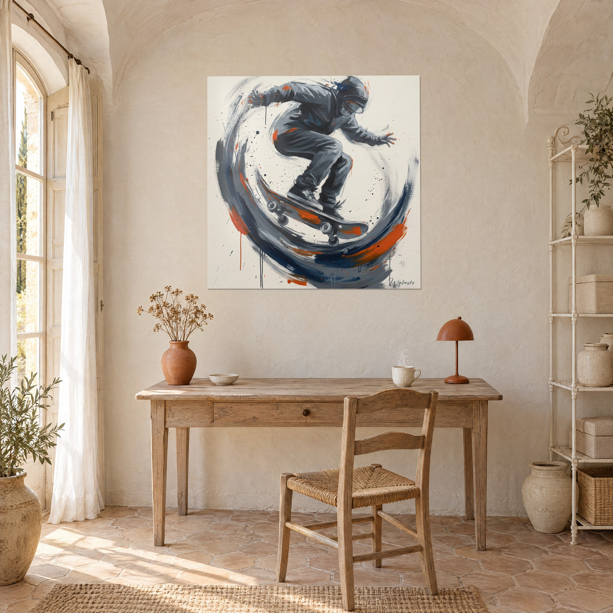 Quadro di uno slider urbano in piena figura, ruote grigie, colature arancioni su fondo avorio, sopra una scrivania in legno chiaro