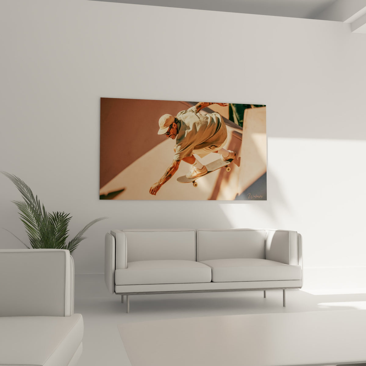 Figure aérienne casquette blanche, palette rose et sable, au-dessus d'un canapé dans un salon lumineux