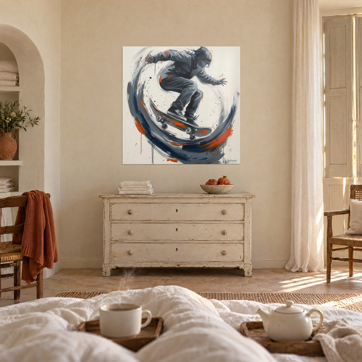 Quadro di un rider con casco sospeso in aria, grigio antracite e arancio vivace, schizzi scuri, sopra un letto in una camera luminosa