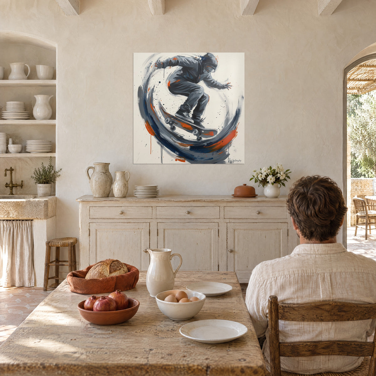 Quadro di una figura in giacca grigia su skateboard, cerchio di pittura blu notte e arancio, di fronte a un uomo di spalle nella cucina del mas