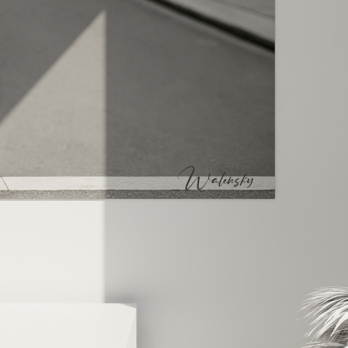 Détail de l'impression montrant le grain de la veste bleu marine et le contraste noir et blanc du décor