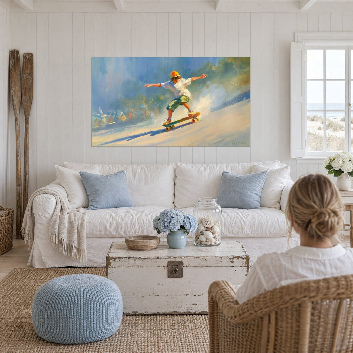 Tableau jeune skateur en équilibre, casquette orange et short vert, bras écartés, au-dessus d'un canapé dans un salon lumineux