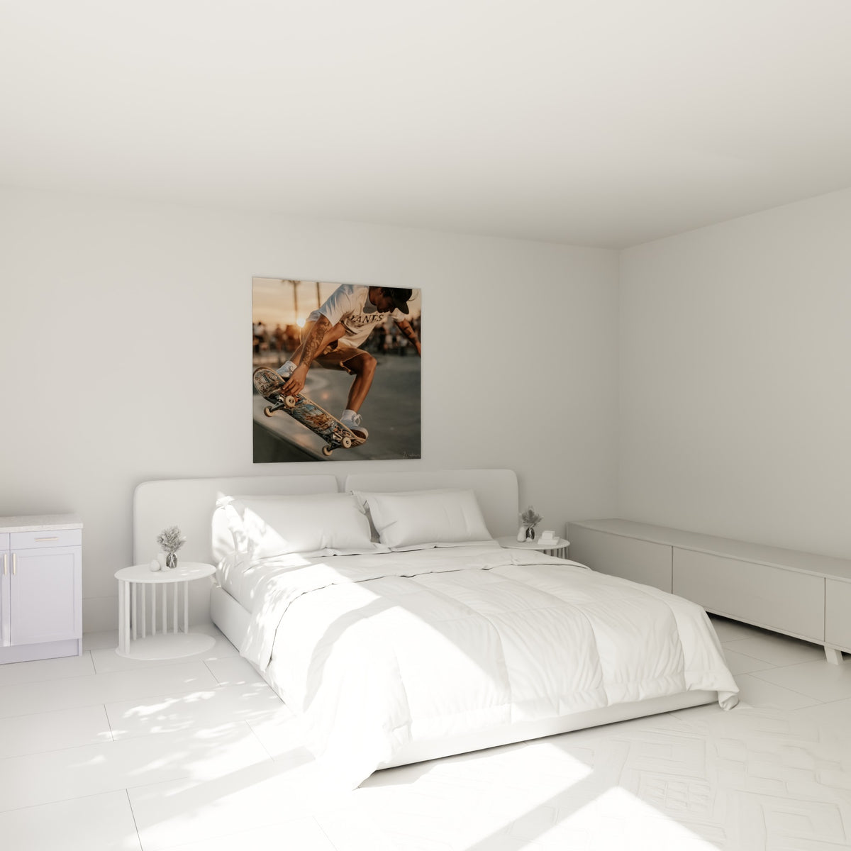 Sauteur bronzé aux tatouages bruns exécutant une figure au-dessus d'un lit dans une chambre claire