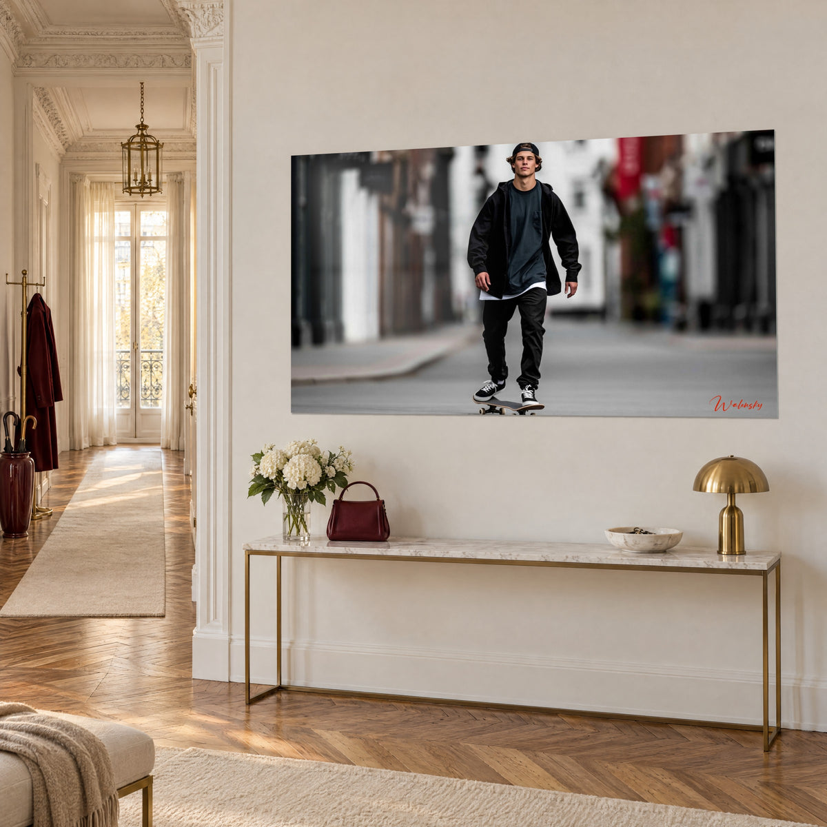 Cuadro de un joven rider con gorra al revés, sudadera negra y vaqueros oscuros, fondo urbano blanco y rojo, pared de pasillo de estilo haussmanniano