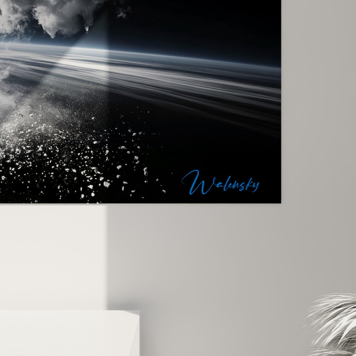 Détail des particules de poudre blanche et des filaments bleu électrique sur fond noir profond du tableau