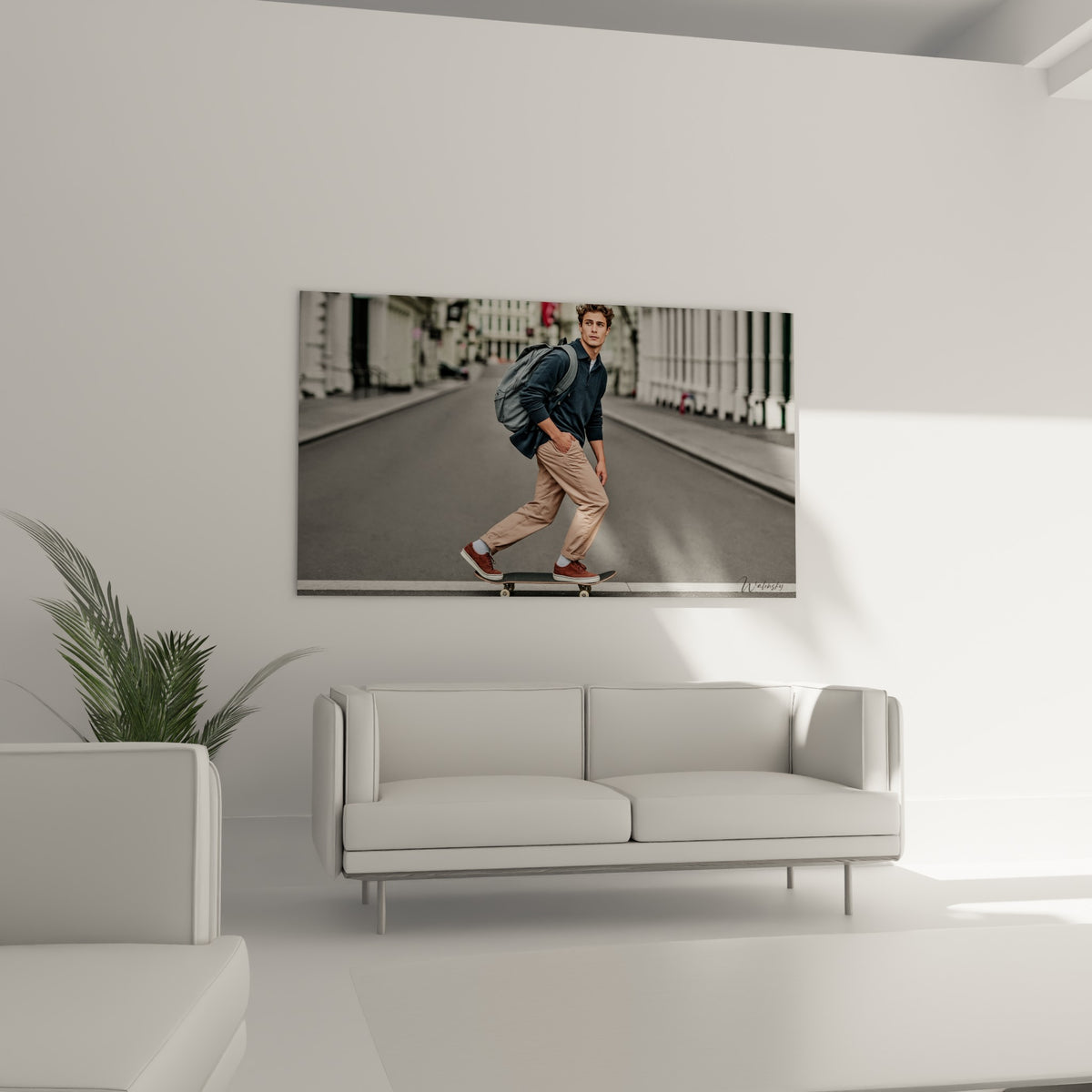 Silhouette urbaine en mouvement sur skateboard aux couleurs beige et gris au-dessus d'un canapé dans un salon lumineux