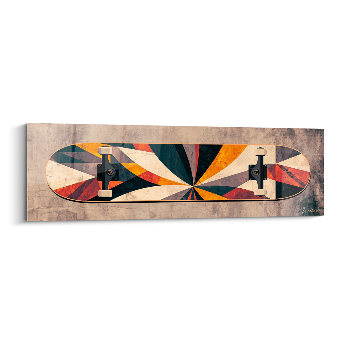 Skateboard ocre et anthracite aux motifs géométriques en éventail radial sur fond patiné beige