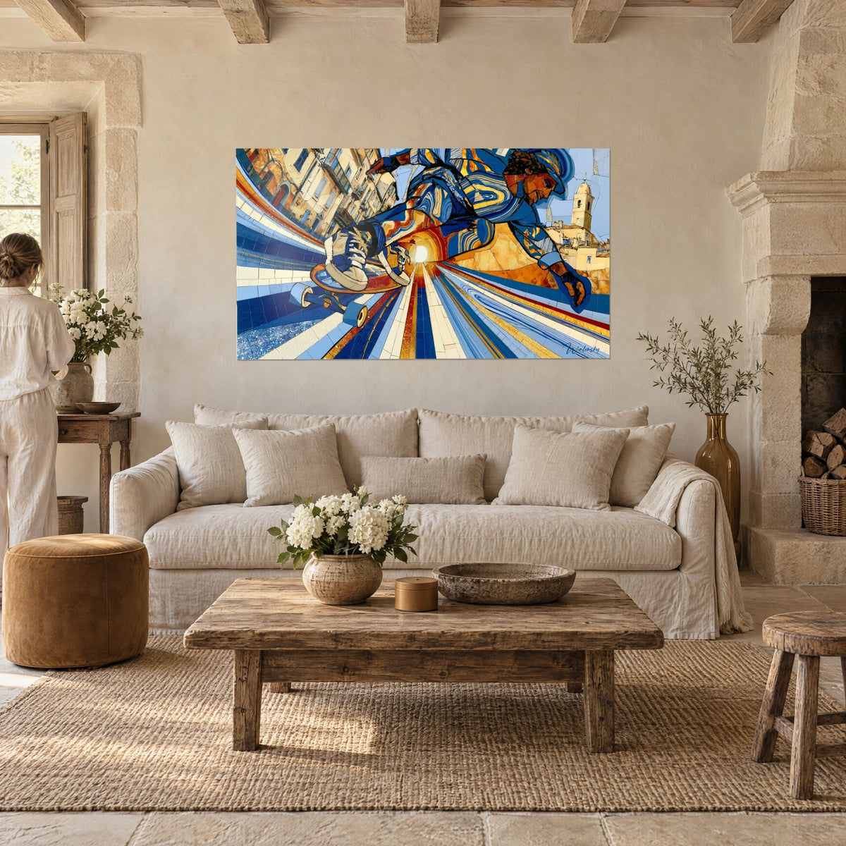 Tableau skateur penché en mosaïque bleu cobalt et or, rayons ivoire vers la lumière, au-dessus d'un canapé dans un salon lumineux