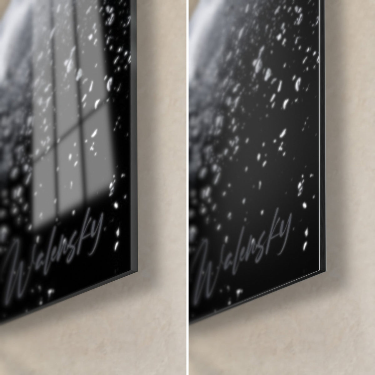 Tableau skateboard noir aux roues chromées, éclats de poudre blanche sur fond sombre, coin bas droit verre brillant et Dibond mat