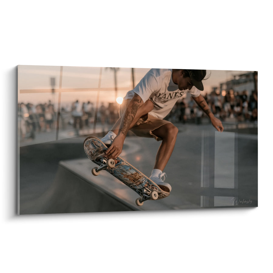 Tableau Skateur saisissant sa planche au coucher du soleil - Envol doré - Edition Skateboard