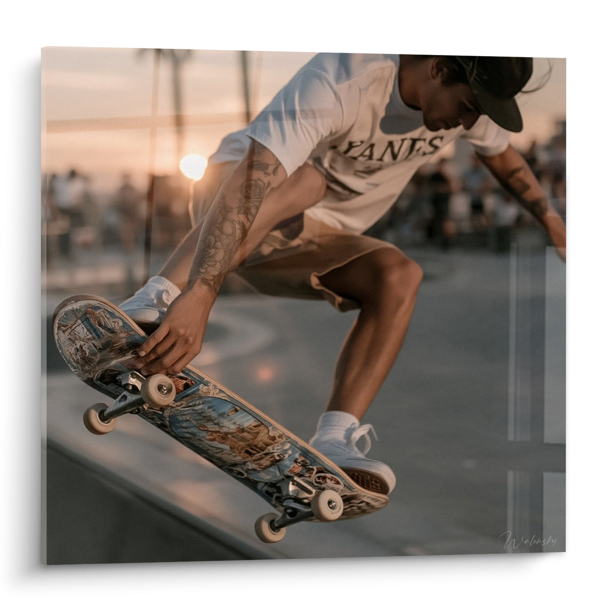 Skateur beige et brun figé en plein saut, planche tenue à la main, lumière dorée du couchant