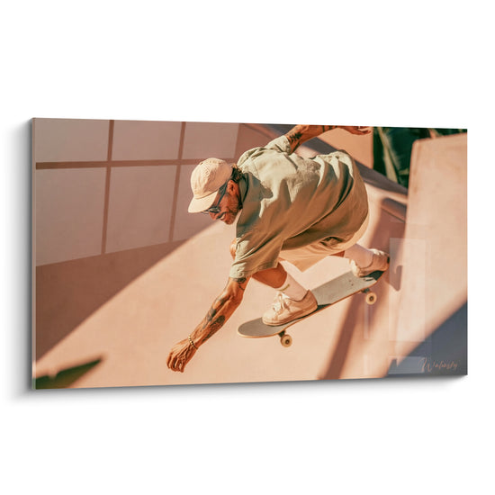 Tableau Skateur casquette beige et rose en rampe - Avant-bras tatoués - Edition Skateboard