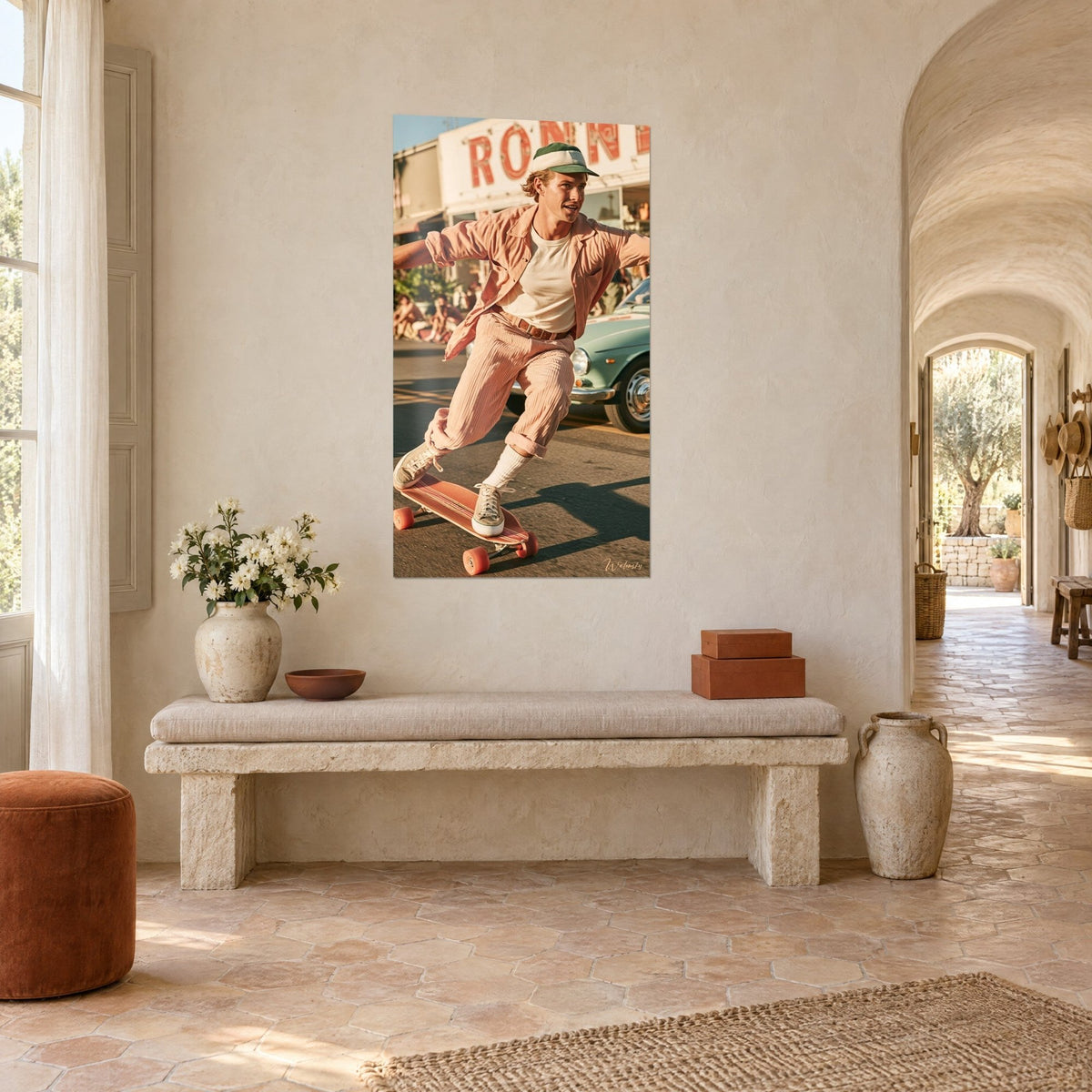 Tableau glisseur en pantalon côtelé rose, chemise saumon ouverte, coiffé d'un bonnet vert et crème, mas provençal en trois-quarts