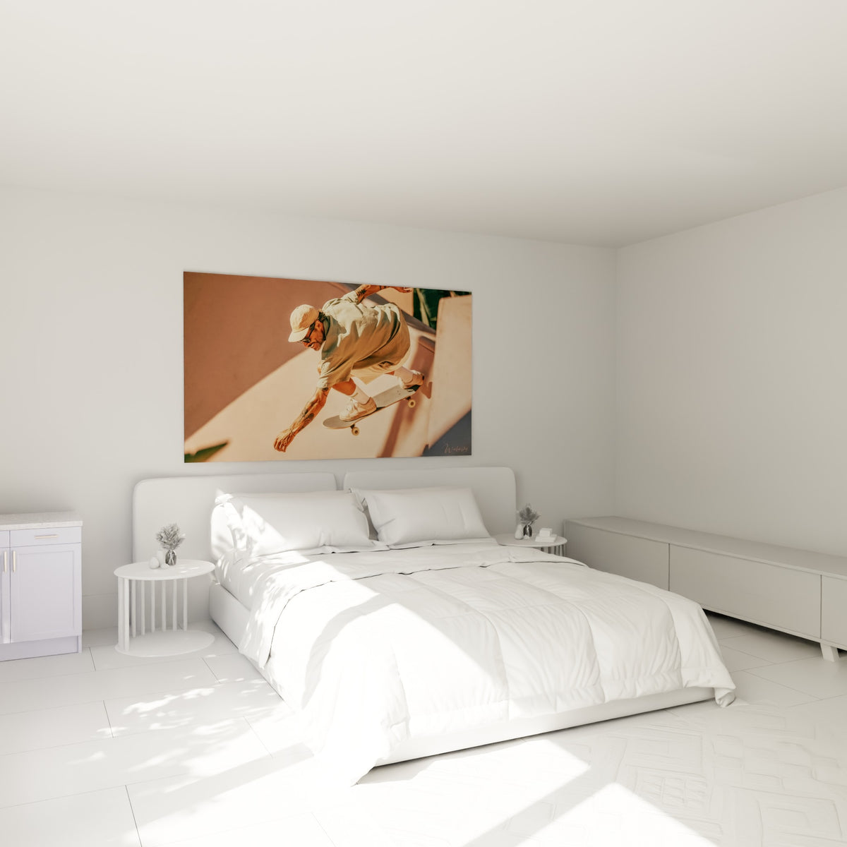 Sauteur tatoué sur planche grise, tons beige et terracotta, au-dessus d'un lit dans une chambre claire