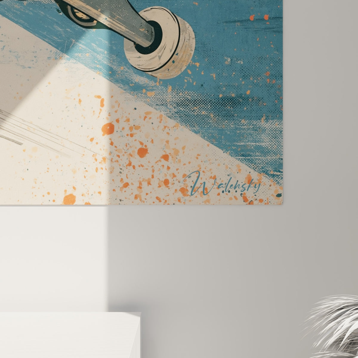 Détail des roues jaunes et du grain granuleux orange, bleu ardoise et noir de la toile skateboard