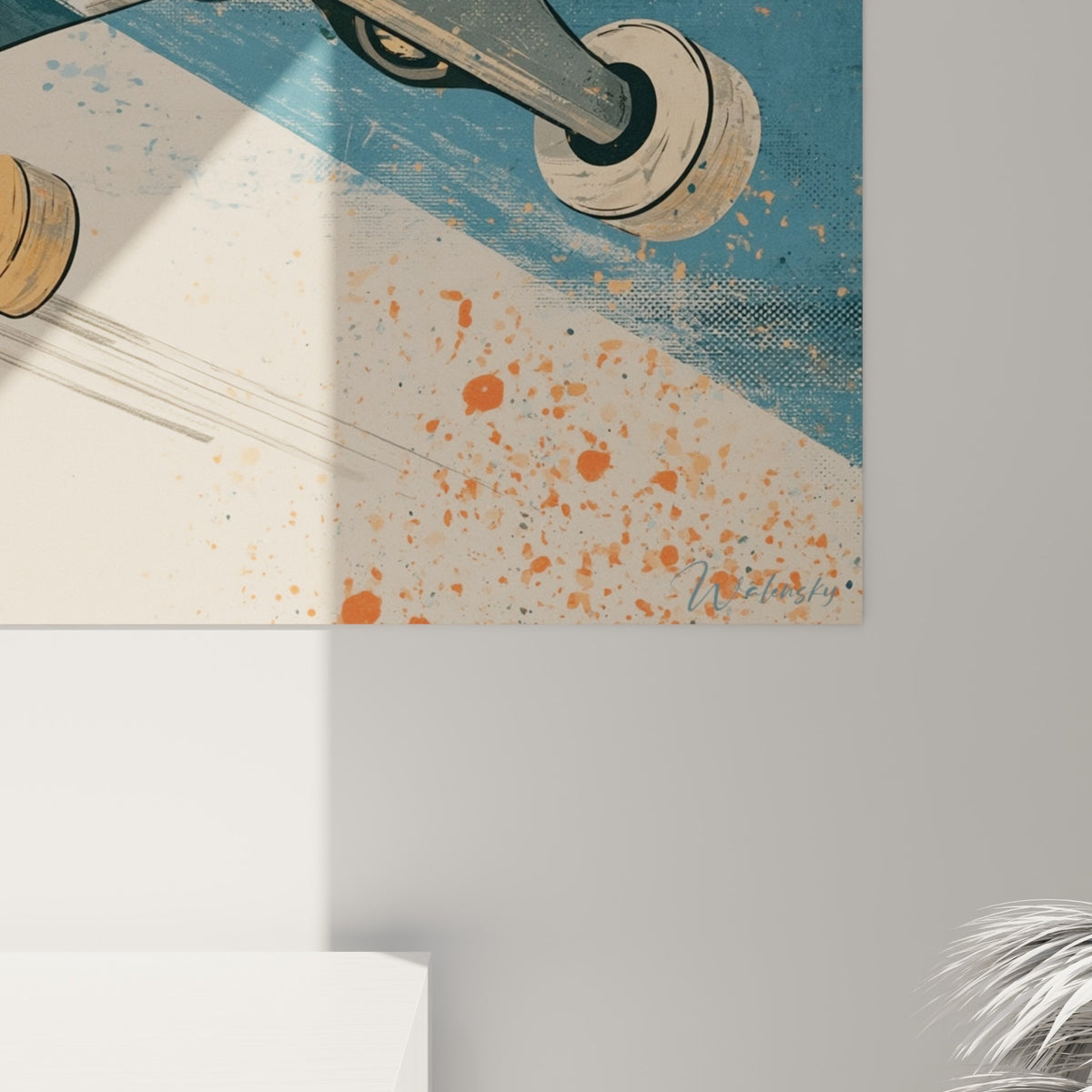 Grain texturé des éclaboussures orange et crème sur le bois du skateboard, roues rondes détaillées de près