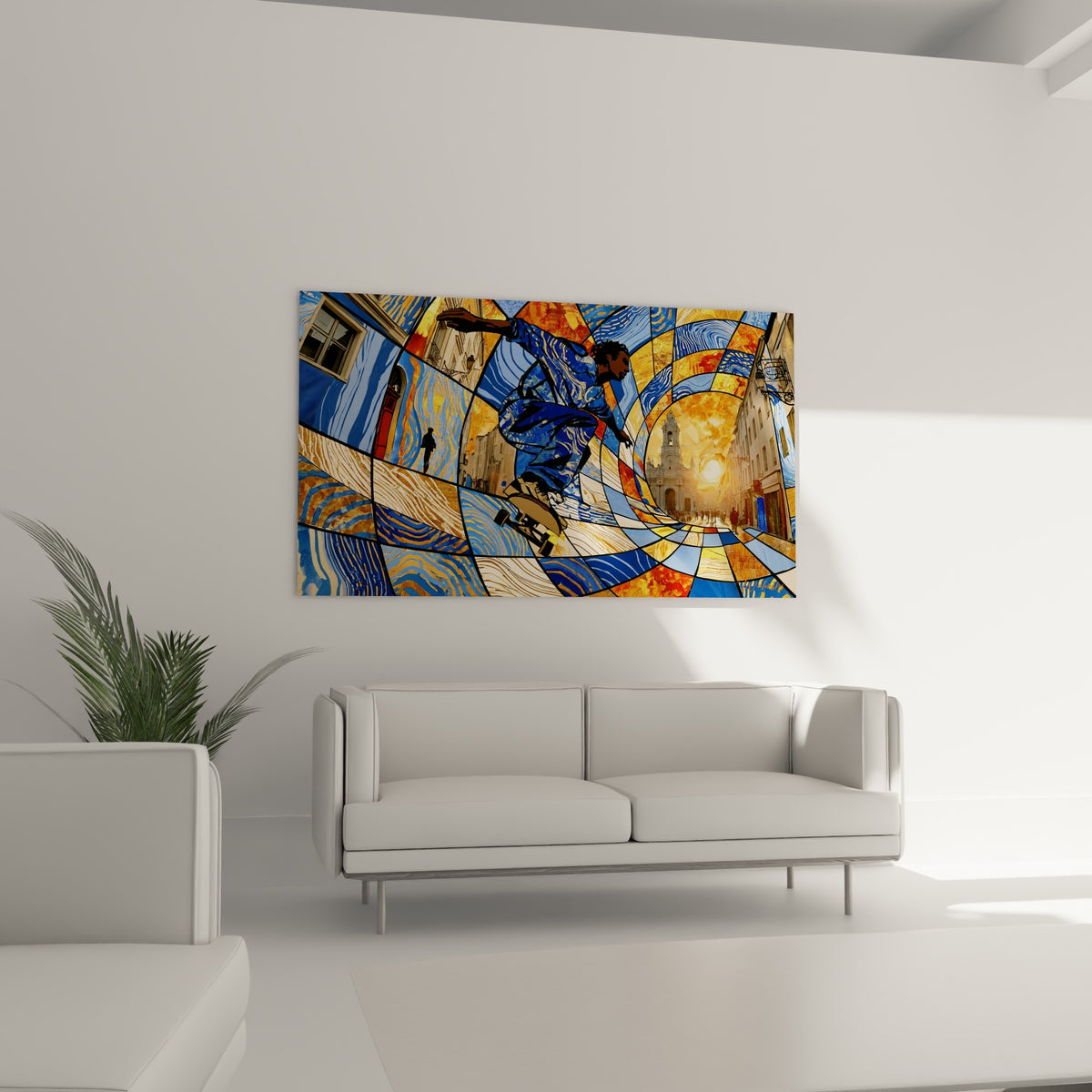 Personnage en tourbillon doré et bleu marine accroché au-dessus d'un canapé dans un salon lumineux
