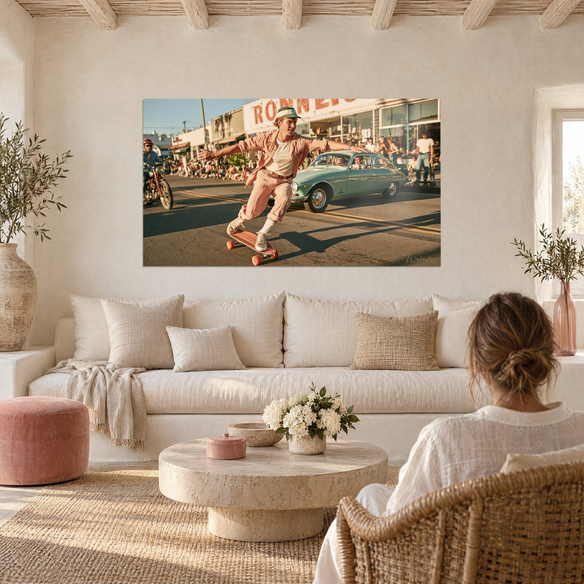 Tableau skateur en chemise rose glissant bras écartés, voiture verte rétro, ciel bleu, au-dessus d'un canapé dans un salon lumineux