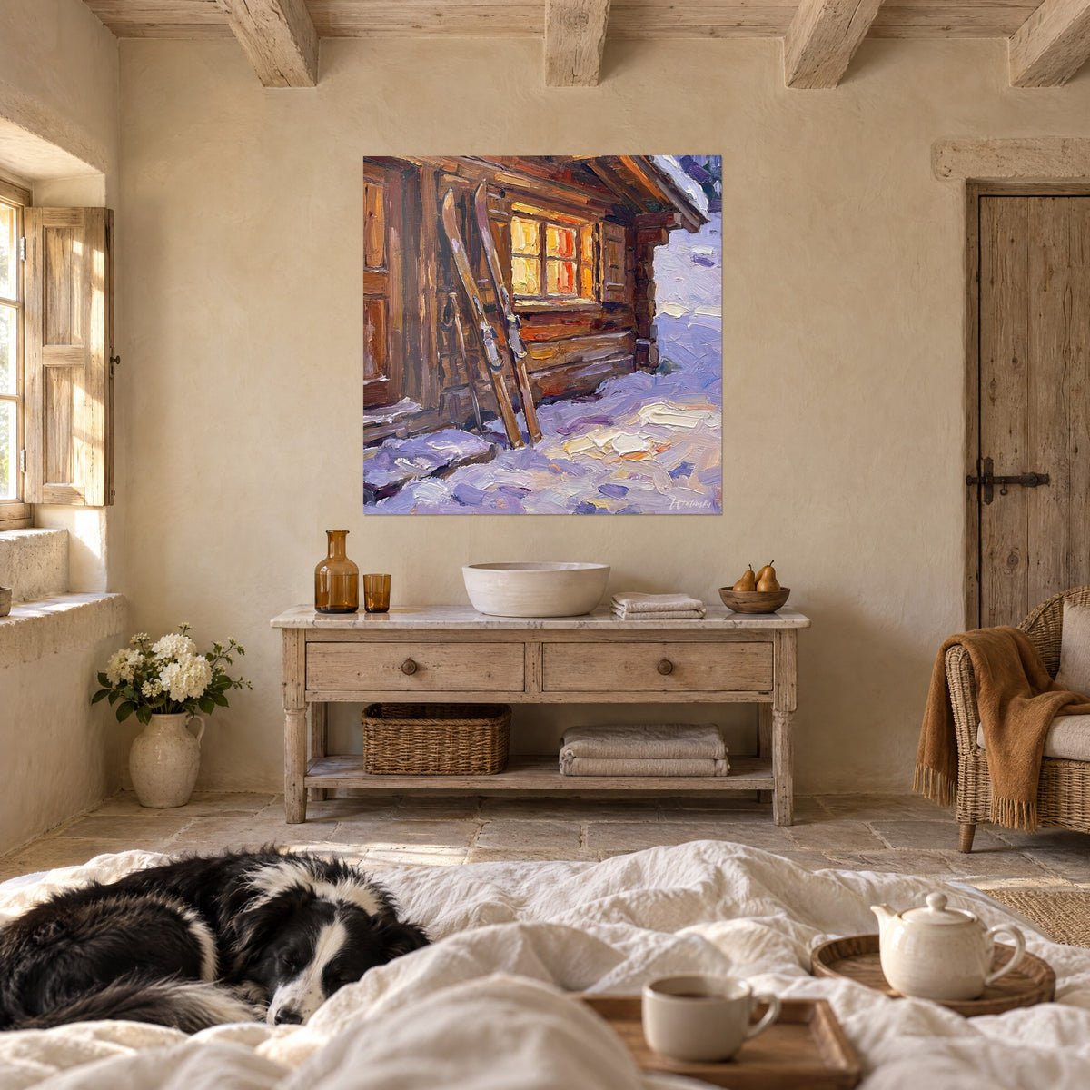 Cuadro casa de madera bajo la nieve, ventana dorada, esquís inclinados, sombras violetas, sobre una cama en un dormitorio luminoso