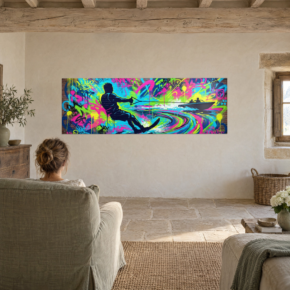 Tableau ski nautique street art explosif, aplats bleu électrique et vert acide, dans un séjour aux poutres de bois apparentes