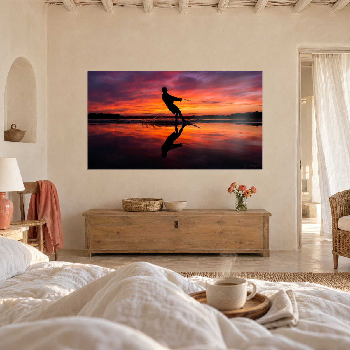 Quadro uomo chino sulla sua corda, riflesso a specchio rosso e malva sull'acqua calma, sopra un letto in una camera luminosa