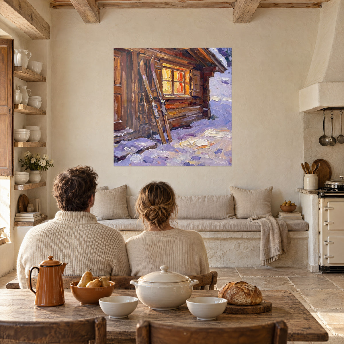 Cuadro esquís de pie contra una pared de troncos color óxido, nieve malva aplicada con espátula, pareja sentada a la mesa, cocina de piedra