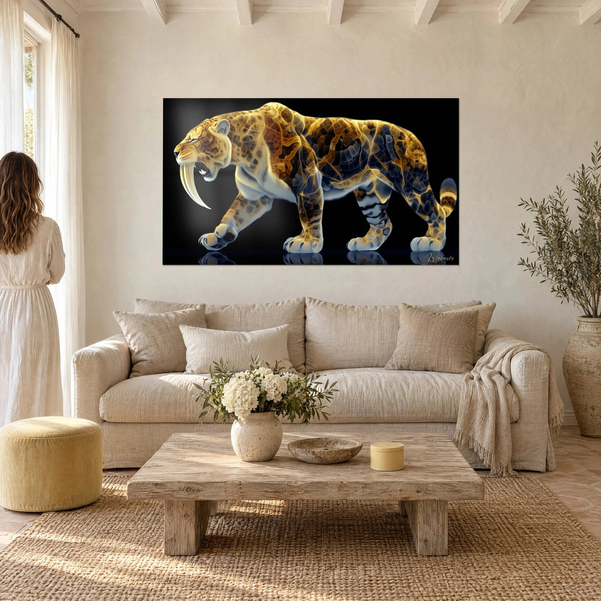 Gemälde eines prähistorischen Raubkatzen mit Elfenbeinreißzähnen, bernsteinfarbenes und nachtblaues Fell auf schwarzem Grund, über einem Sofa in einem hellen Wohnzimmer
