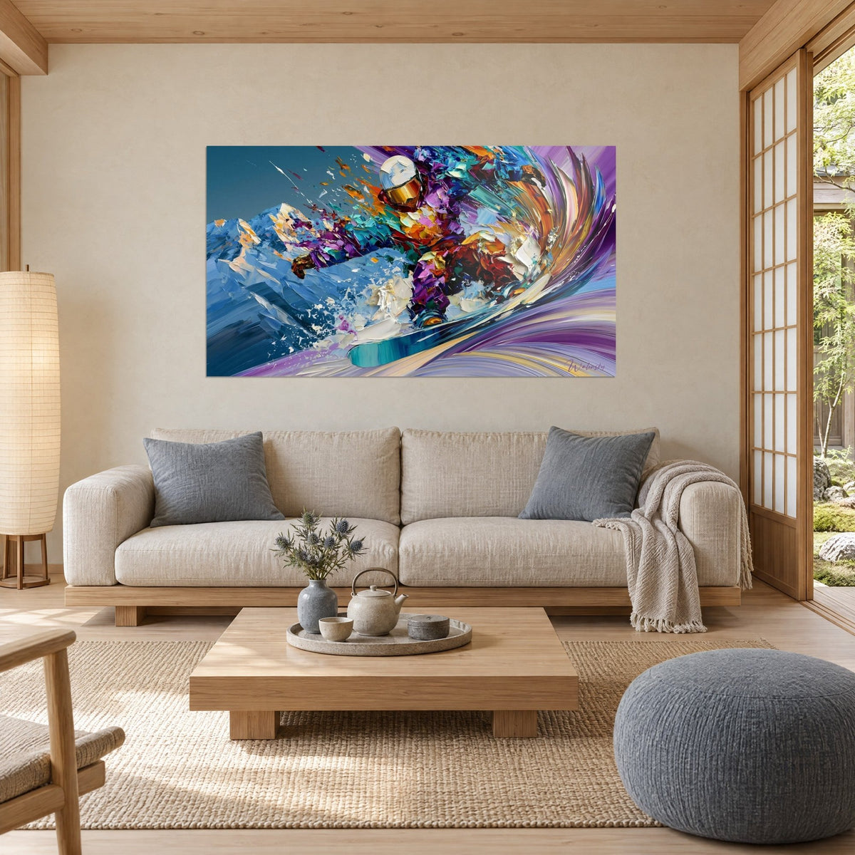 Tableau snowboardeur en plein virage, combinaison violette et orange, sommets bleus enneigés, au-dessus d'un canapé dans un salon lumineux