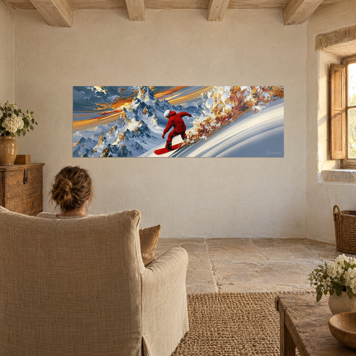 Schilderij van een rider in rood jack die door de sneeuw snijdt, amberkleurig schuimspoor, grijze bergkammen en vlammende hemel, in een woonkamer in steen