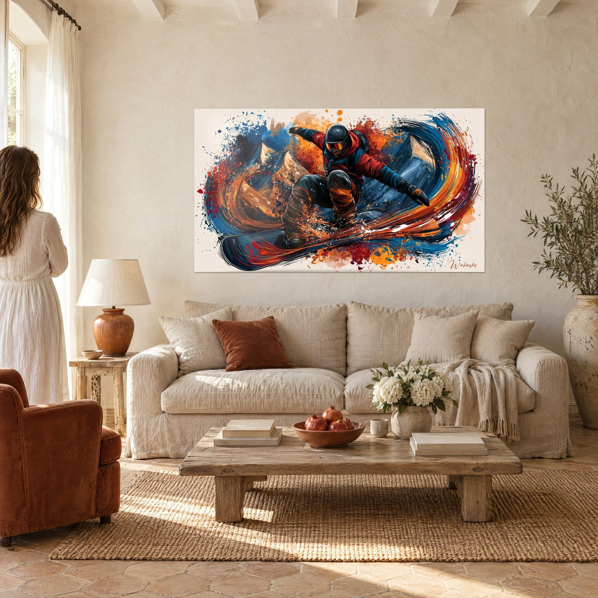 Tableau snowboardeur casqué en veste rouge et bleue, traînées orange en spirale, au-dessus d'un canapé dans un salon lumineux
