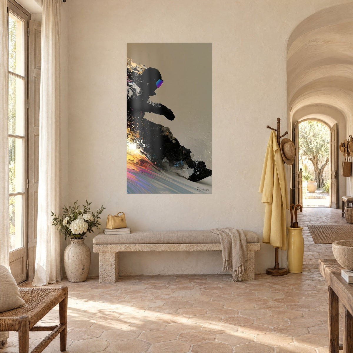 Tableau rider en combinaison d'encre noire, éclaboussures ocre et turquoise, piste irisée, dans un couloir voûté du mas provençal