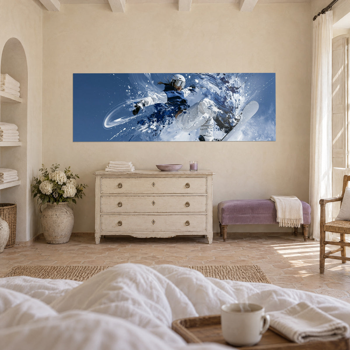 Schilderij snowboardatlete met haar witte board, kobaltblauwe en witte streepen, boven een bed in een lichte slaapkamer
