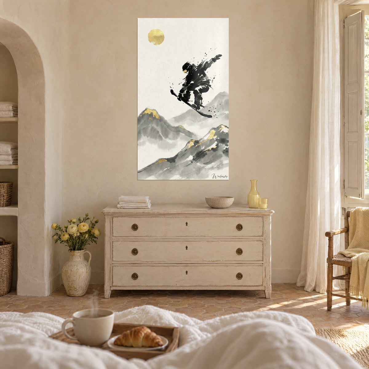 Tableau silhouette de snowboard bondissant, lavis gris et touches d'or sur papier crème, au-dessus d'un lit dans une chambre claire