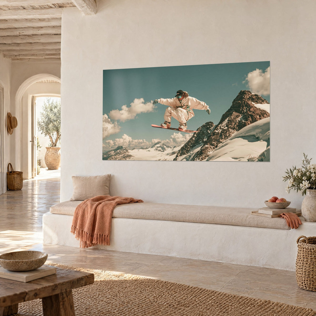 Cuadro de un saltador con atuendo crema y brazos abiertos, tabla coral, pico rocoso y nubes blancas, vista de tres cuartos junto a una banqueta clara
