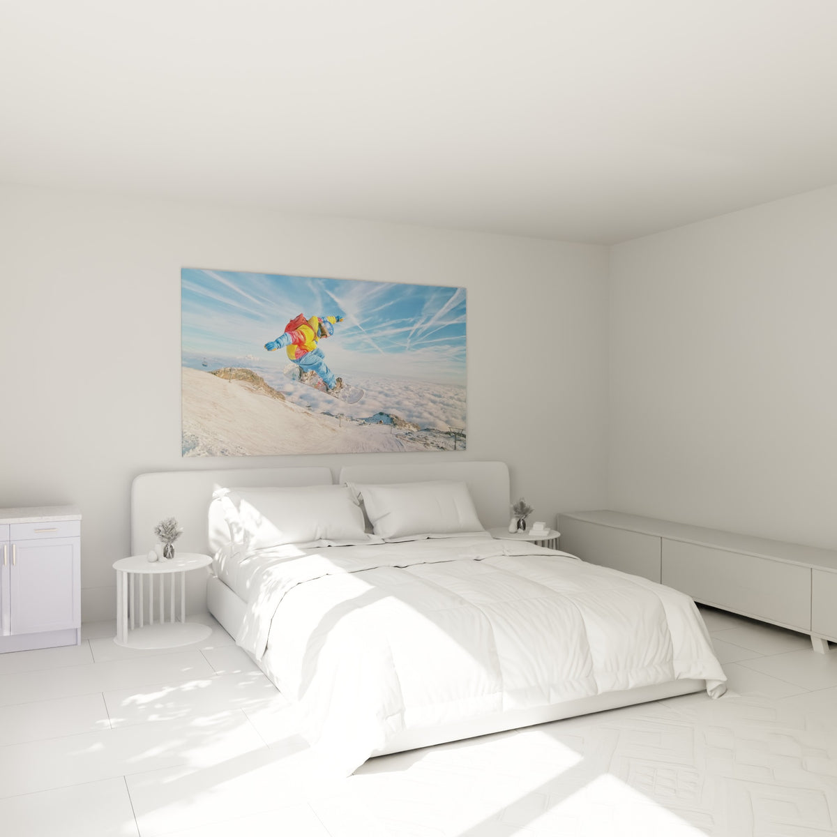 Rideur suspendu en tenue jaune et bleue accroché au-dessus d'un lit dans une chambre claire